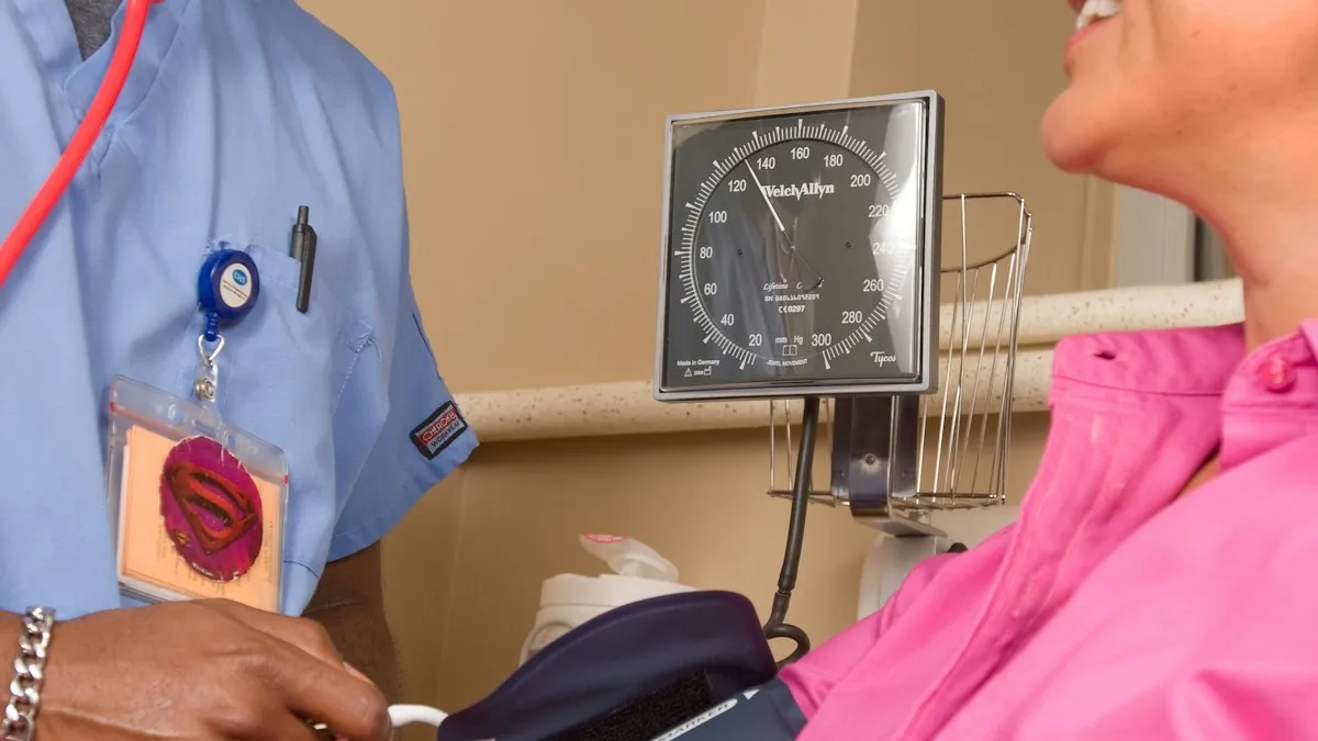 Enfant souriant lors d’un examen dentaire préventif